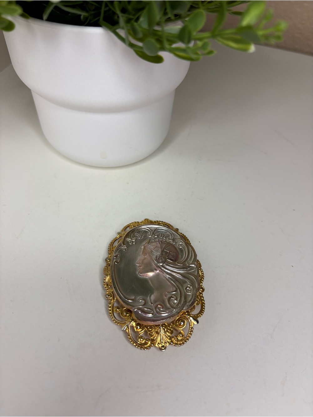 Vintage Art Nouveau Revival Gold Tone Filigree Cameo Brooch Pin Pearlescent Lady - Picture 9 of 11